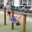 Bambini che giocano sull'attrezzatura da parco giochi Somersault Double.