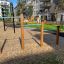 Attrezzatura da gioco all'aperto Somersault Triple in un'area residenziale.