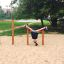 Bambino appeso a testa in giù sull'attrezzatura da gioco Somersault Triple.