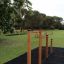 Attrezzatura fitness all'aperto, Somersault Triple, in un'area erbosa del parco.