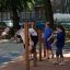 Bambini che giocano su attrezzatura da gioco Somersault Triple