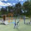 Attrezzatura fitness da esterno per parco giochi di Rider in un suggestivo contesto di parco.
