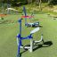Attrezzatura per esercizi all'aperto Rider su un parco giochi con superficie gommata.