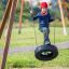 Bambino che gioca su un'altalena a pneumatico Single swing all'aperto.