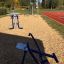 Attrezzatura fitness da esterno in un parco pubblico.