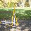 Attrezzatura outdoor Cross Trainer su un sentiero del parco in autunno.
