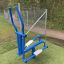 Attrezzatura blu da esterno Cross Trainer in un parco.