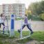 Attrezzatura fitness da esterno - Cross Trainer, utilizzata da due giovani donne in un parco.