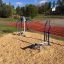 Cross Trainer da esterno in un parco vicino a una pista da corsa.