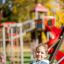 Bambino che usa Safety Seat Single Swing in un parco giochi.