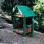 Casetta di legno per bambini con tetto verde di Nill's Playhouse.
