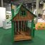 Casetta di legno Nill's Playhouse in una fiera di parchi giochi al coperto.