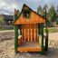 Struttura da gioco in legno Nill's Playhouse in un parco giochi all'aperto sabbioso