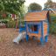 Casetta da gioco in legno per bambini con scivolo, chiamata Olle's Playhouse.
