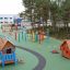 Olle's Playhouse in un parco giochi colorato e coinvolgente in un ambiente all'aperto.