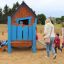 Bambini che giocano intorno a Olle's Playhouse in un parco.