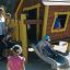 Bambini che giocano su Olle's Playhouse in un parco giochi.
