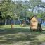 Parco giochi con strutture in legno Olle's Playhouse.
