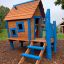 Struttura da gioco in legno Olle's Playhouse con dettagli blu in un parco giochi.