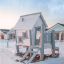 Struttura da gioco Olle's Playhouse in un cortile innevato con case sullo sfondo.