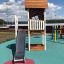 Lisa's Playhouse with slide in un parco giochi all'aperto.
