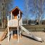 Lisa's Playhouse with slide in un contesto di parco giochi