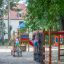 Bambini che giocano su un Bird Nest Swing with Tower (BNS 90 cm) playhouse with slide in un parco giochi.