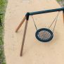 Altalena singola Single Swing (BNS 90cm) con sedile a rete e struttura in legno e metallo per parco giochi.
