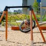 Altalena Single Swing (BNS 90cm) con sedile a rete circolare in area giochi all'aperto.