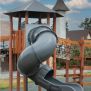 Khumbu castle with slide, struttura da gioco in legno con scivolo a chiocciola grigio.